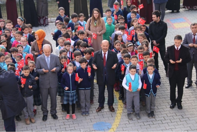 Minik eller Mehmetçik için semaya kalktı